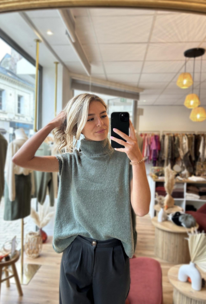 chemise blanche recouvert d'un pull rouge pour femme à Vouvray près de Tours en Indre-et-Loire 37