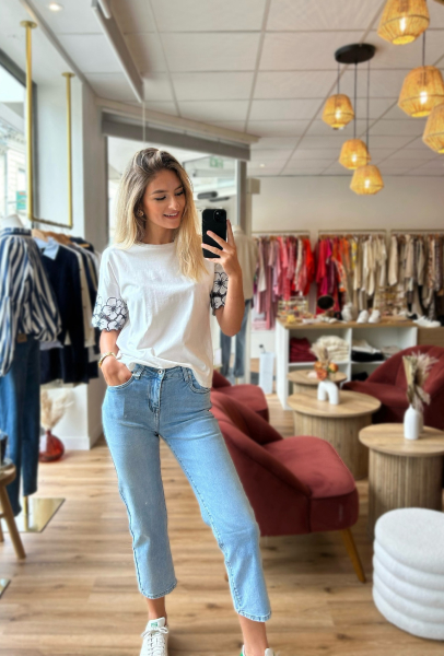 chemise blanche recouvert d'un pull rouge pour femme à Vouvray près de Tours en Indre-et-Loire 37