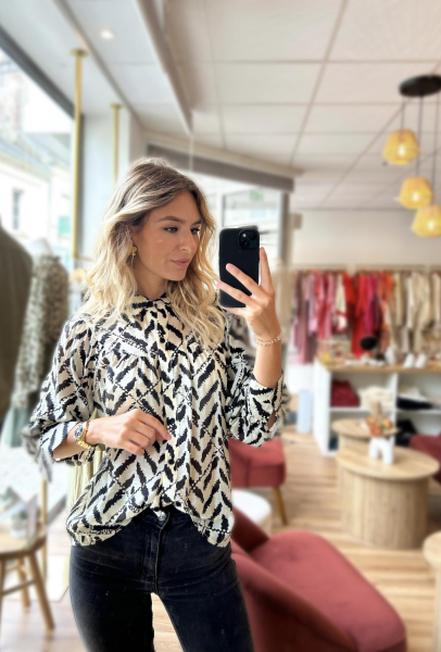 chemise blanche recouvert d'un pull rouge pour femme à Vouvray près de Tours en Indre-et-Loire 37