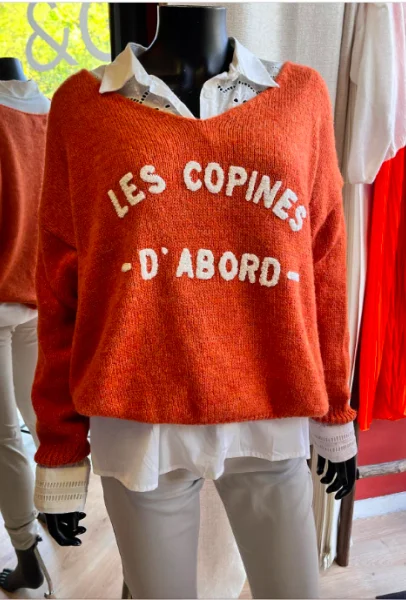 chemise blanche recouvert d'un pull rouge pour femme à Vouvray près de Tours en Indre-et-Loire 37